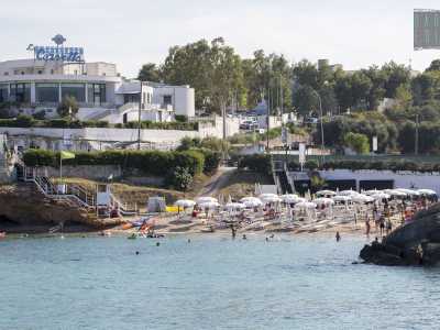 Superata poi una larga curva, eccoci di fronte alla baia di �Porto Giardino� che ospita la spiaggia pi� grande della zona, dominata da un grande bar affacciato sulla cala